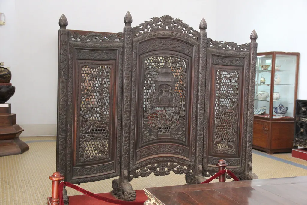 Room divider na naghahati sa maliit na espasyo